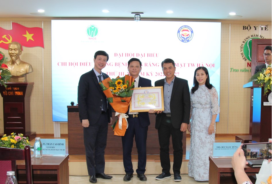 ThS Trương Văn Hiếu, trưởng phòng Điều dưỡng nhận giấy khen của Hội y học Hà Nội